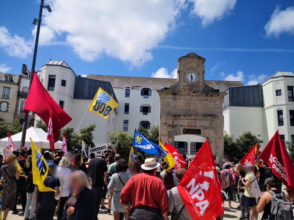 Bretagne : Manifestation contre le mal-logement à Douarnenez