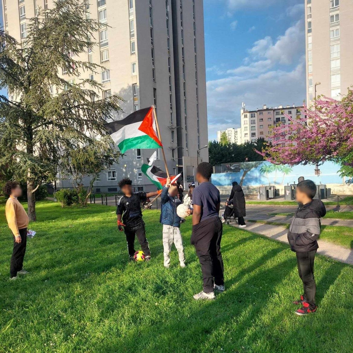 Aubervilliers : Des dizaines de drapeaux palestiniens distribués dans la ville