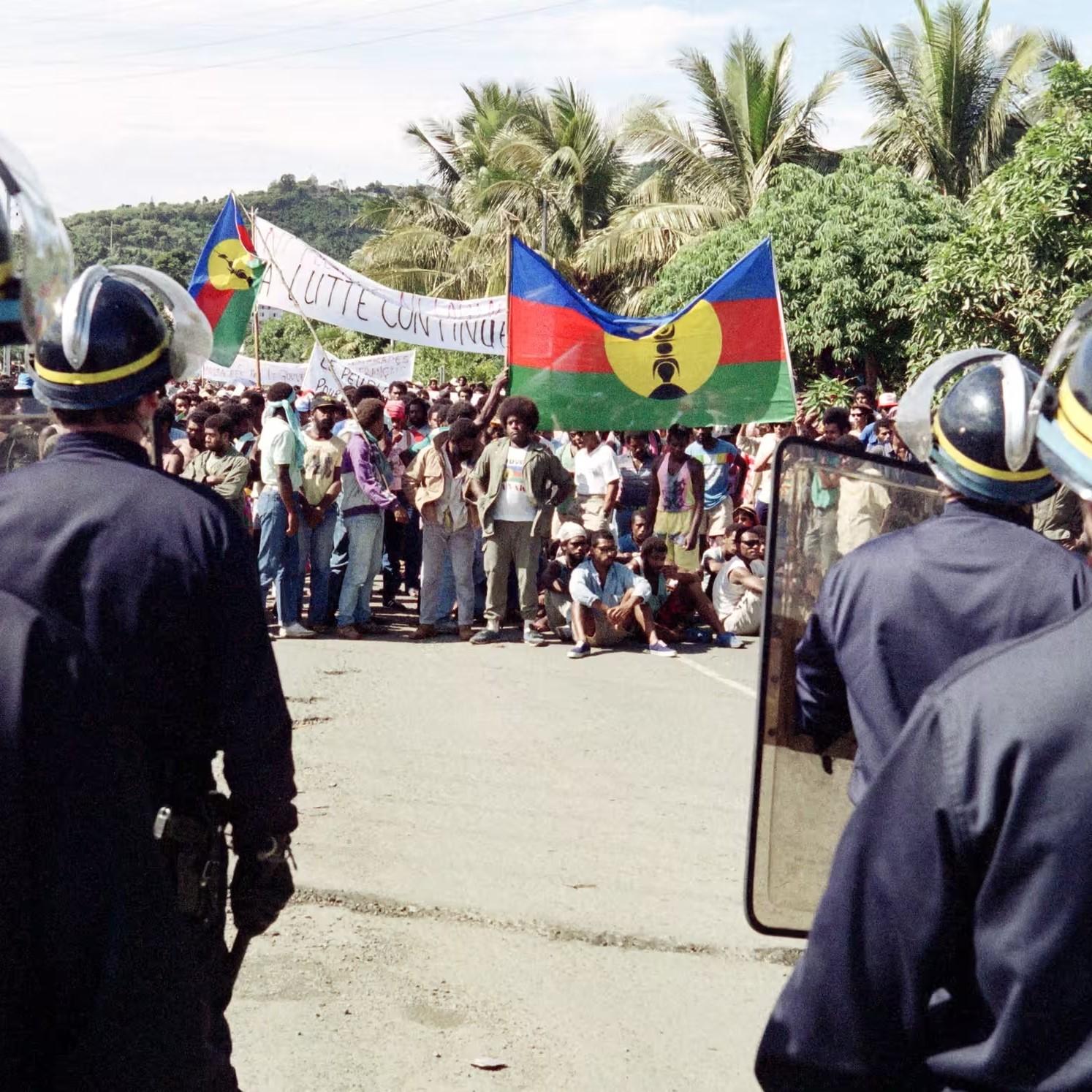 Une manifestation kanak fait face à la police coloniale.
